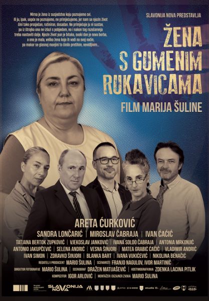 Žena s gumenim rukavicama